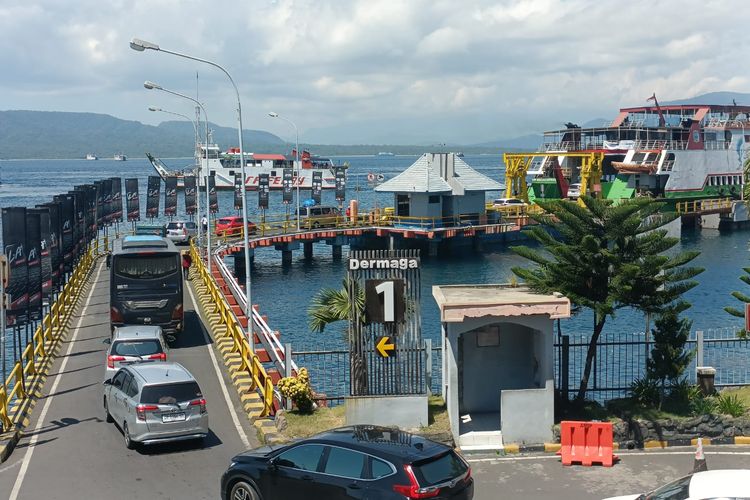 Kendaraan mengantre saat masuk ke Pelabuhan ASDP Ketapang, Banyuwangi, Selasa (16/4/2024)
