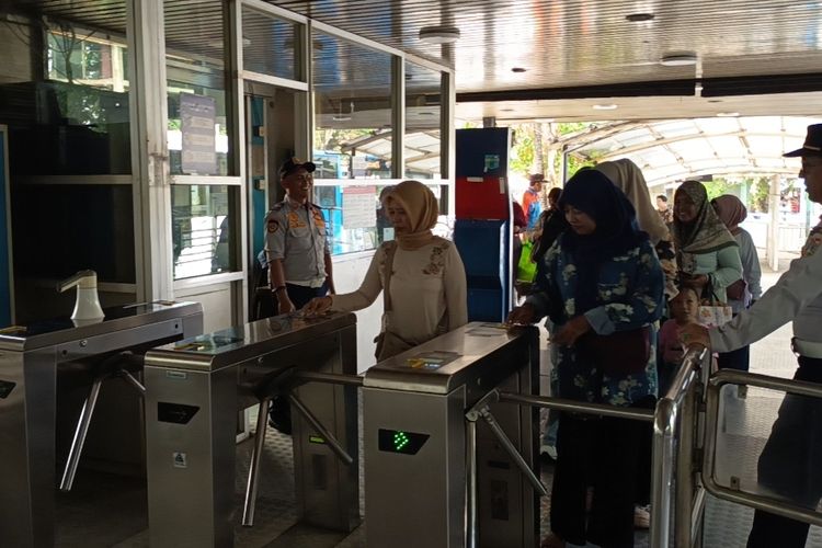 Tarif Transum Hanya Rp 1 Hari Ini, Warga Jakarta Jalan-jalan Naik Transjakarta