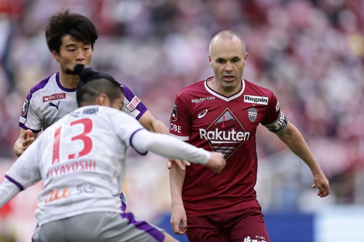 Aksi Andres Iniesta (kanan) saat membela Vissel Kobe dalam Derbi Kansai di kasta teratas Liga Jepang, J1 League 2022.