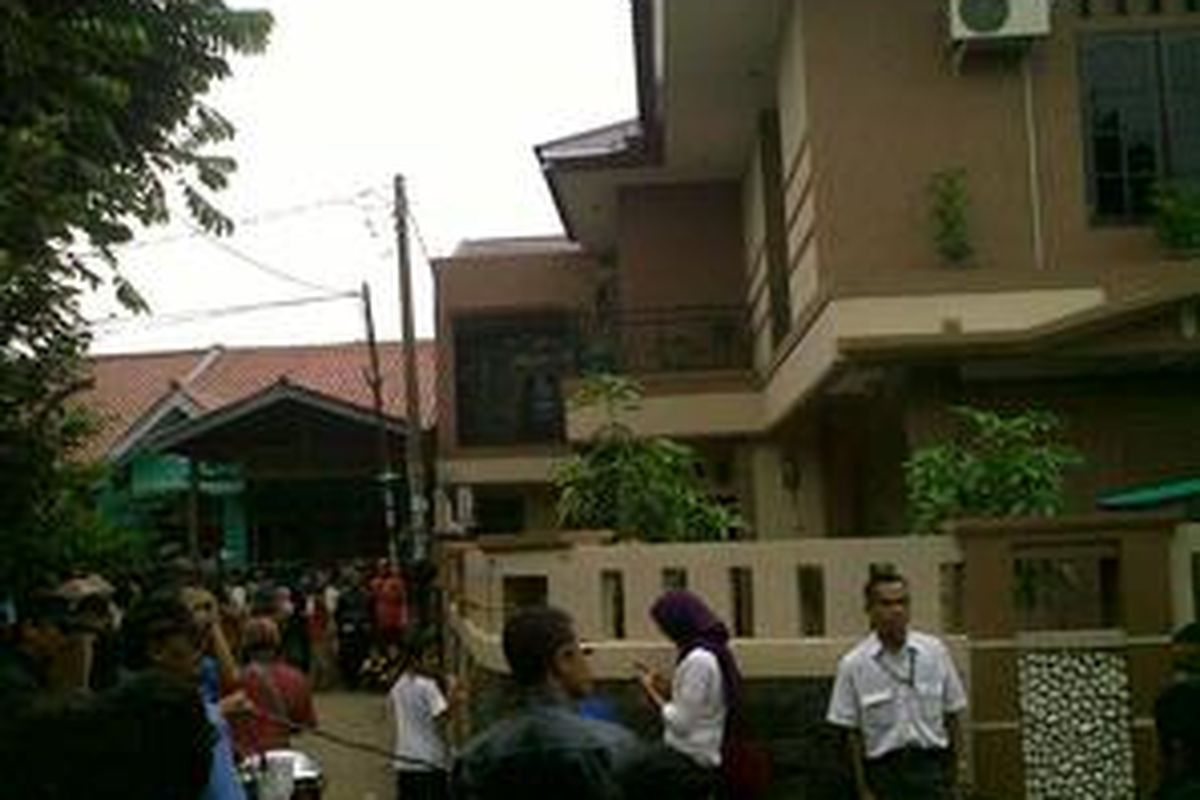 Rumah dokter Fauzi di Pamulang, Tangerang Selatan, masih ramai didatangi warga, Kamis (10/3/2010).