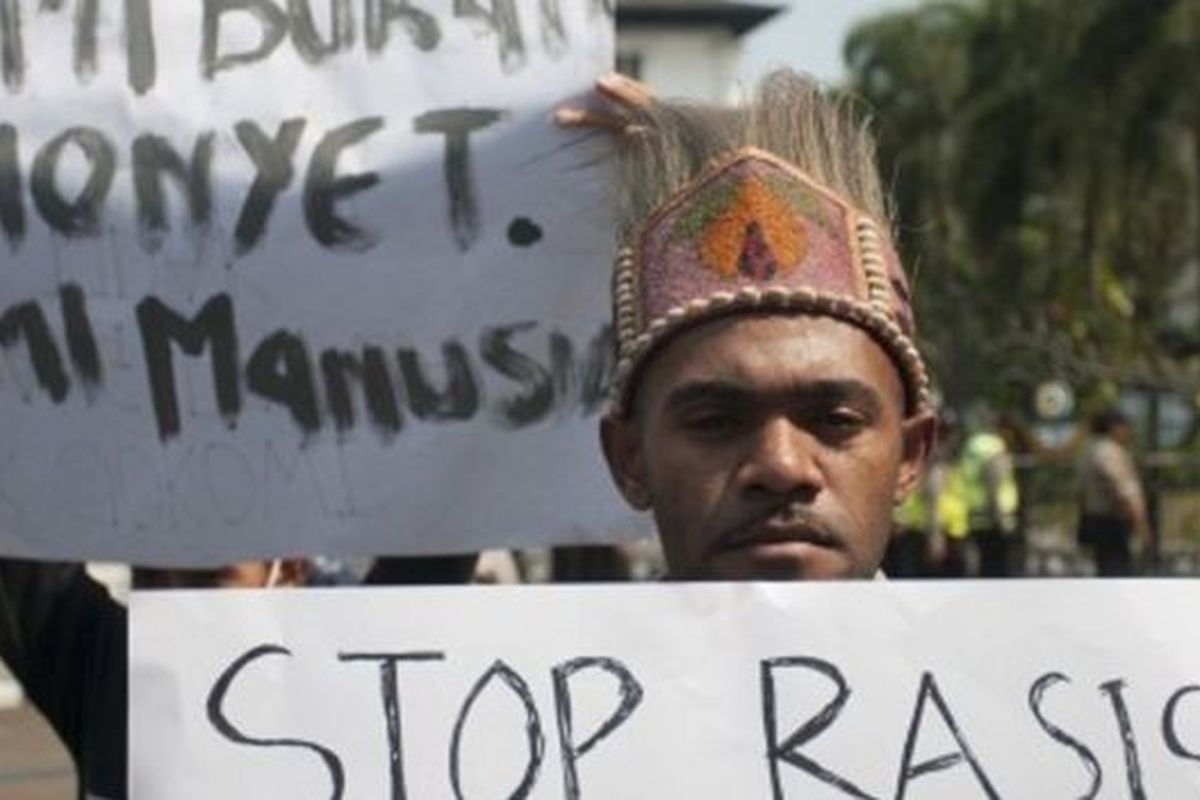 Massa yang tergabung dalam Ikatan Mahasiswa Papua Sejawa-Bali menolak pernyataan rasisme terhadap orang Papua serta hentikan intimidasi terhadap mahasiswa Papua se-Indonesia.