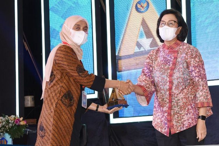 Menteri Keuangan (Menkeu) Sri Mulyani serahkan penghargaan WTP kepada Sekretaris Utama LAN Reni Suzana dalam acara Rapat Kerja Nasional (Rakernas) Akuntansi dan Pelaporan Keuangan Pemerintah Tahun 2022.
