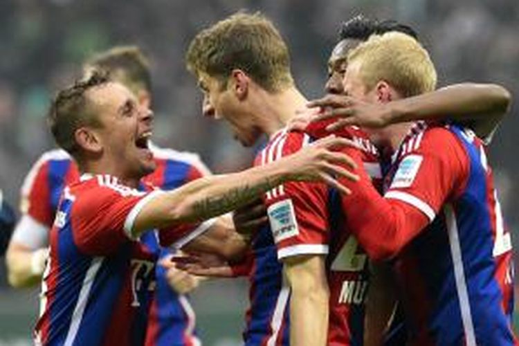 Penyerang Bayern Muenchen, Thomas Mueller, merayakan gol bersama rekan-rekannya seusai mencetak gol ke gawang Werder Bremen, pada pertandingan lanjutan Bundesliga 1, Sabtu (14/3/2015). 