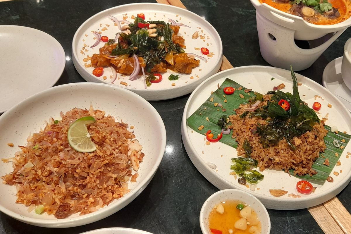 Aneka hidangan di Santhai Restaurant untuk berbuka puasa. 