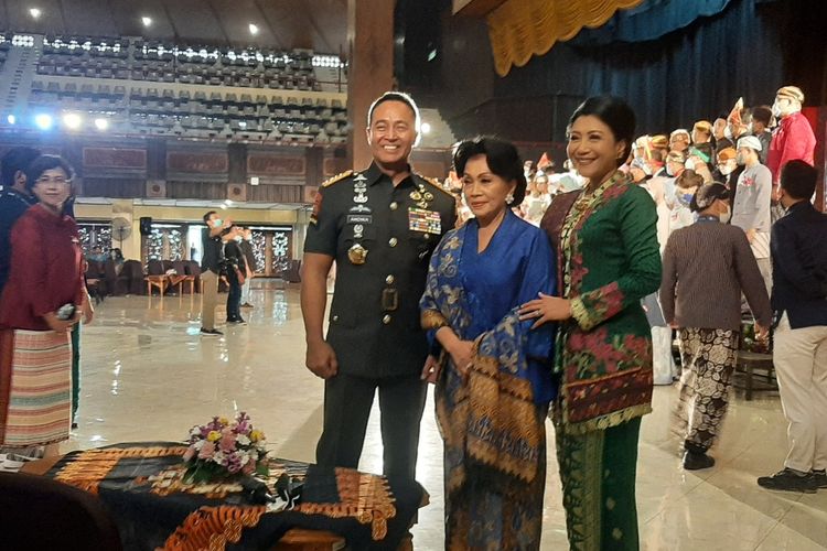 Panglima TNI Jenderal Andika Perkasa dan keluarga saat menghadiri acara wisuda putrinya di UGM, Rabu (12/10/2022).