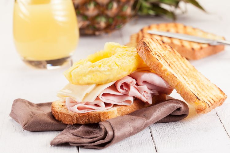 Ilustrasi toast hawaii, sandwich dengan isian nanas dan ham. 