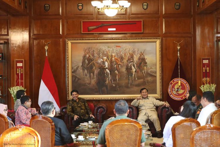 Menteri Pertahanan (Menhan) Prabowo Subianto menerima kunjungan perwakilan Forum Pemimpin Redaksi (Pemred) di Kementerian Pertahanan, Jakarta, Selasa (19/7/2022).