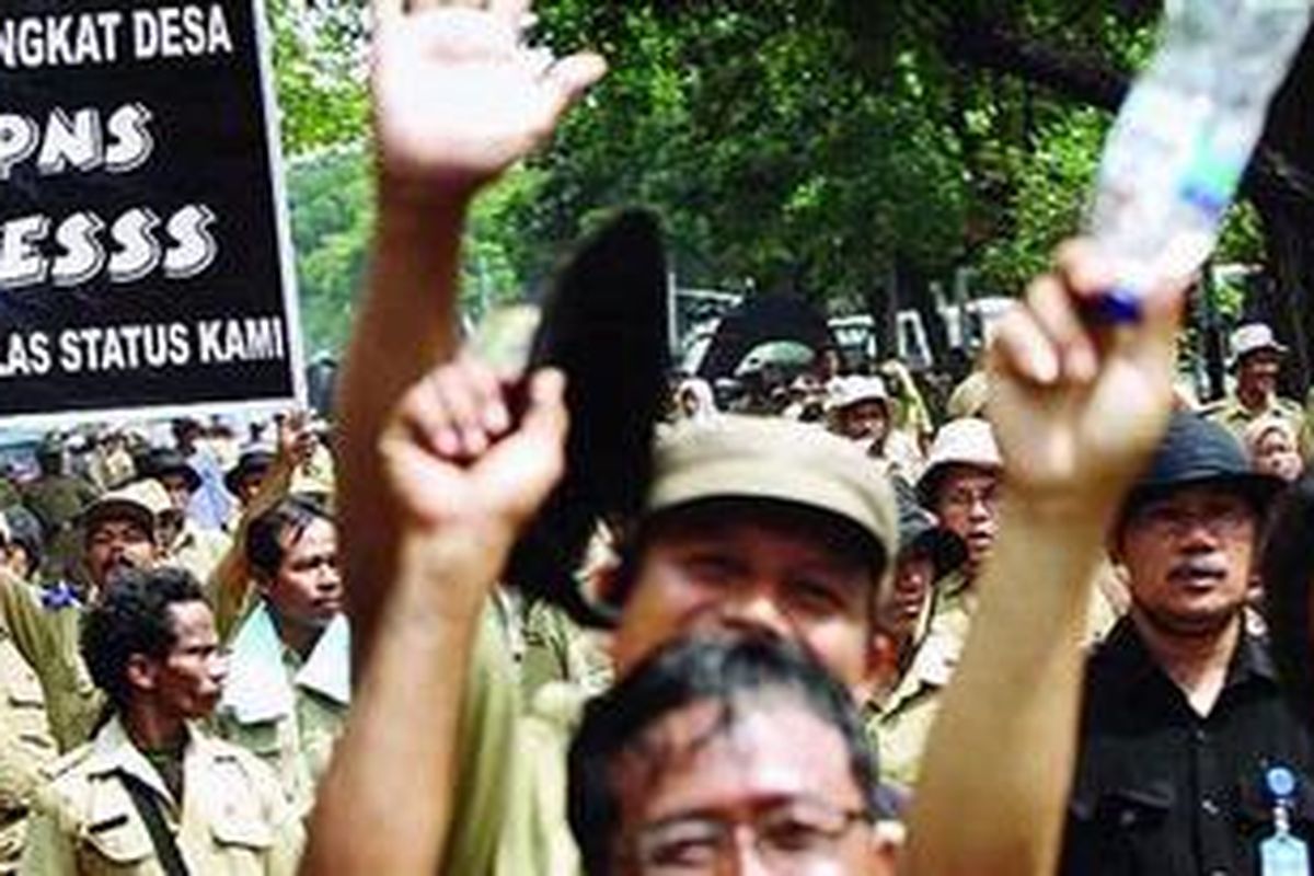 Ilustrasi : Perangkat desa dari berbagai kawasan di Pulau Jawa saat berunjuk rasa di depan Kementerian Dalam Negeri, Jakarta, Rabu (9/6/2010). Mereka meminta pemerintah mengubah status mereka menjadi pegawai negeri sipil.