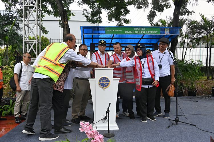 Menteri Perhubungan Budi Karya Sumadi meresmikan pengoperasian BISKITA Trans Bekasi Patriot, di Halte BTS Mall Sumarecon Bekasi, Minggu (3/3/2024).