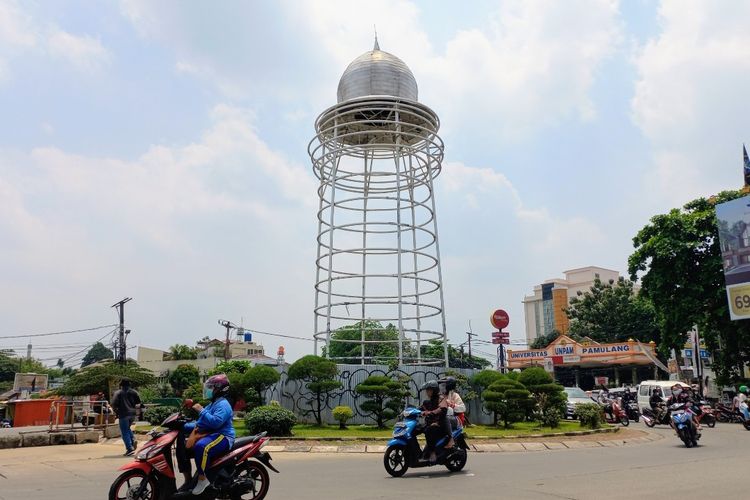 Kondisi Tugu Pamulang di Jalan Siliwangi, Pamulang, Tangerang Selatan yang dinilai lebih menyeruai toren air, Selasa (21/9/2021).