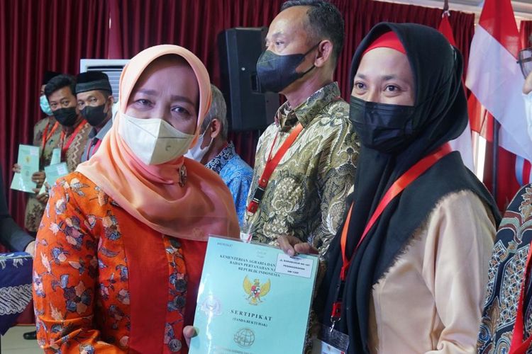Kementerian ATR/BPN Serahkan 100 Sertifikat Tanah Masyarakat di Kabupaten Cilacap 