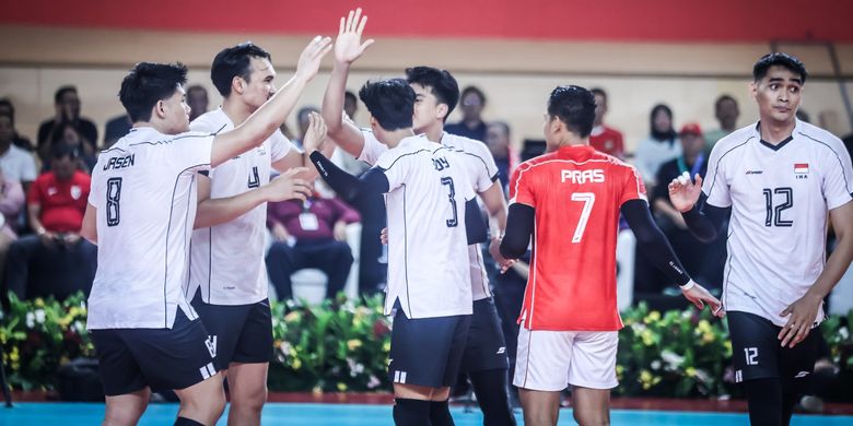 Pemain Timnas Voli Putra Indonesia saat beraksi di atas lapangan.