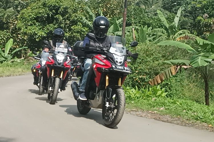Sebanyak 60 anggota komunitas dari Honda CB150X Adventure Indonesia Chapter Jabodetabek mengikuti touring jarak dekat Jakarta-Bogor tersebut.