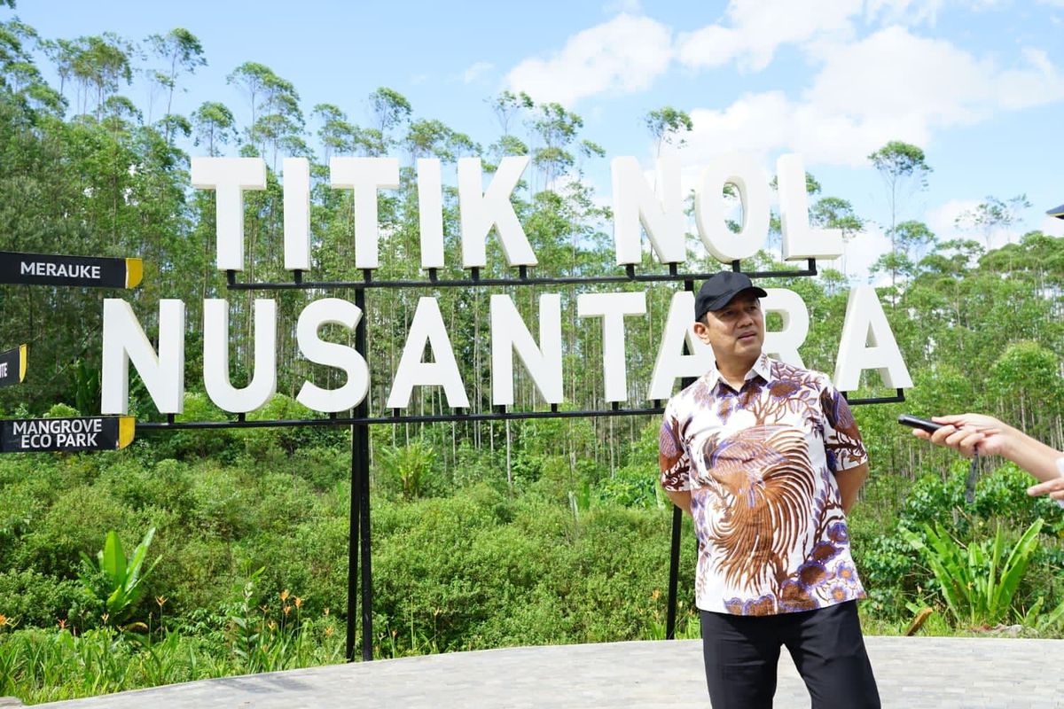 Kepala LKPP Hendrar Prihadi meninjau pembangunan Ibu Kota Nusantara (IKN) di Kalimantan Timur, Senin (10/4/2023).