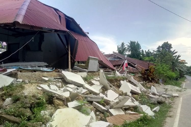 Gempa menghancurkan rumah warga di Dusun Wailusung, Desa Liang, Kecamatan Salahutu, Kabupaten Maluku Tengah pada Kamis (26/10/2019)