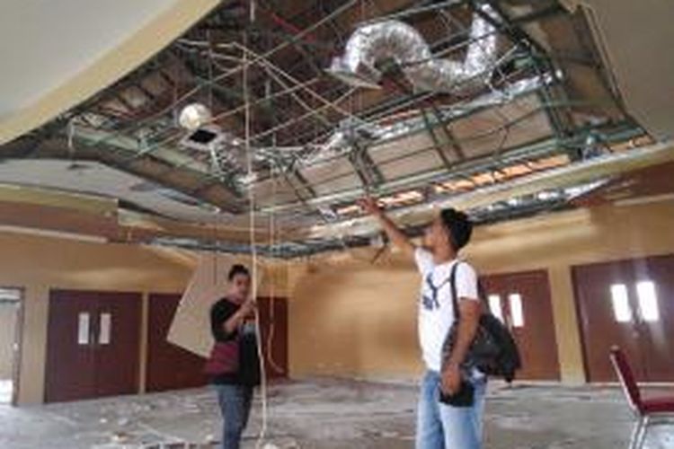 ruangan Aula di lantai V Kantor DPRD Maluku tampak mengalami kerusakan parah akibat gempa 5,2 SR yang mengguncang Kota Ambon dan sekitarnya pada Selasa (29/12/2015) dini hari tadi