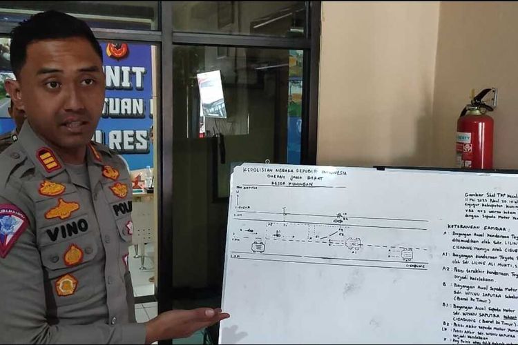 Kasat Lantas Polres Kuningan Jawa Barat AKP Vino Lestari memberikan keterangan kelanjutan kasus anggota DPRD Majalengka menabrak sepeda motor, hingga patah tulang, di Mapolres Kuningan, Senin (15/5/2023).