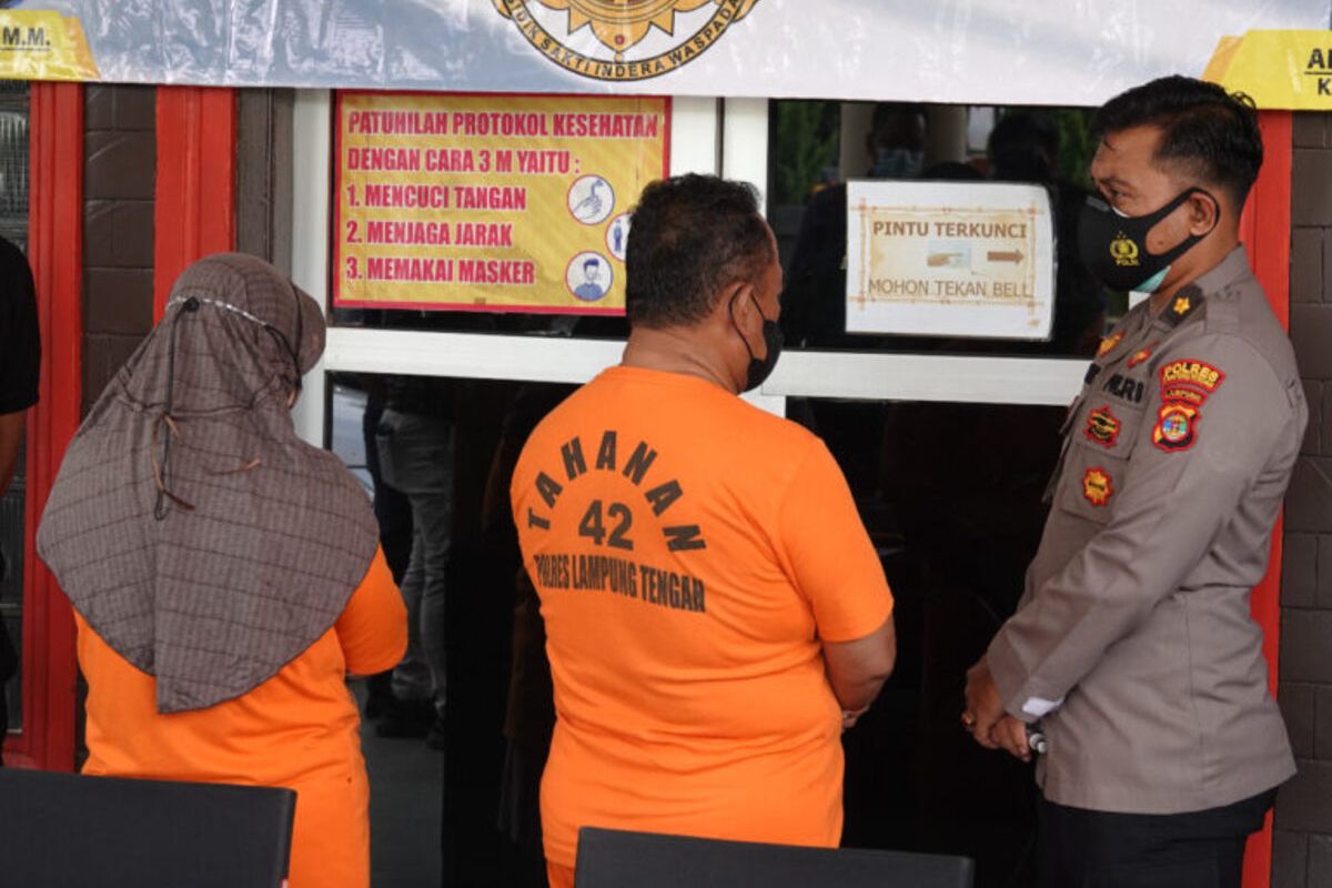 Dua tersangka kasus dugaan korupsi dana BOS Dinas Pendidikan Lampung Tengah.