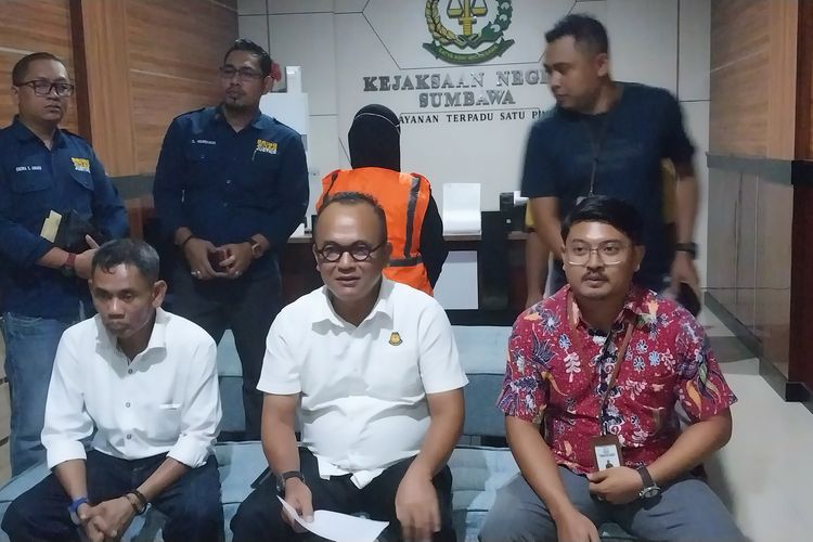 Konferensi pers penahanan tersangka KUR BUMDES di Sumbawa Jumat (15/12/2023)