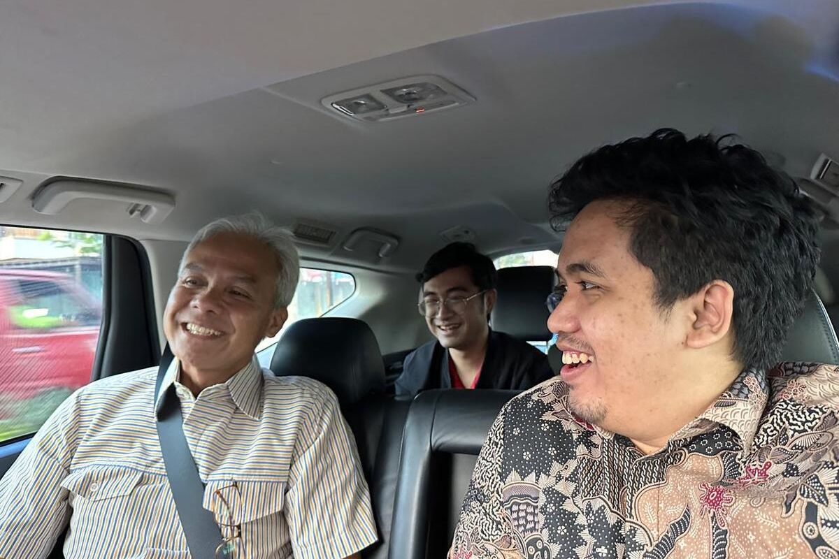 Putra Gub Jatim Khofifah Indar Parawansa (kanan) bersama Gub Jateng Ganjar Pranowo (kiri).