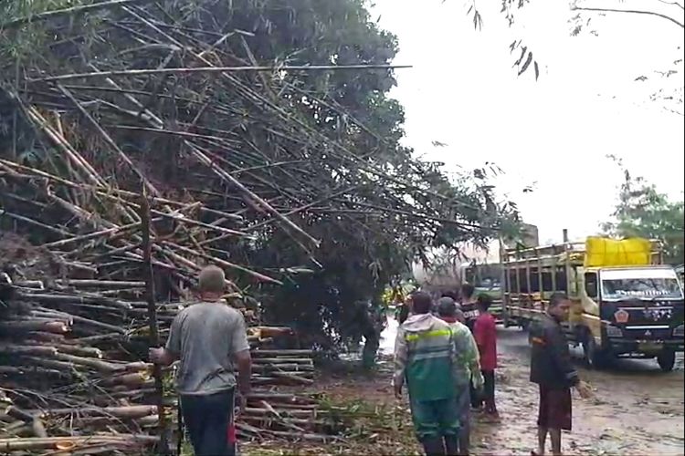 Jalan Raya Purwakarta - Padalarang, Kabupaten Bandung Barat (KBB), Jawa Barat tertimbun longsor dan pohon tumbang pada Jumat (26/4/2024).