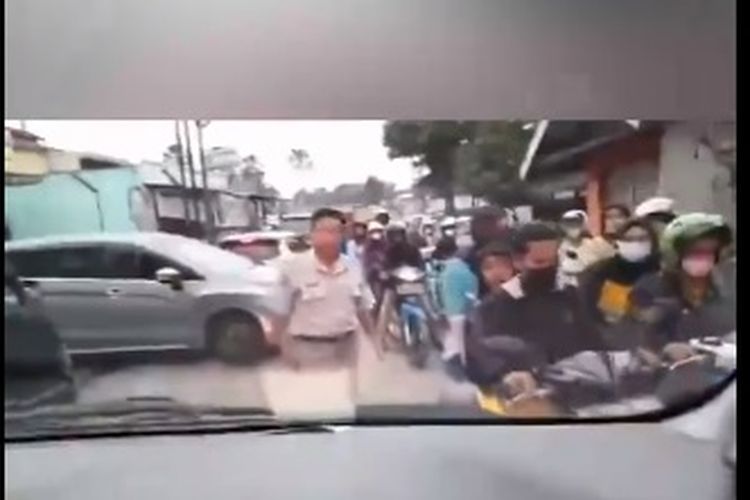  Viral di media sosial seorang pria yang merupakan pegawai negeri sipil (PNS) yang ditempatkan di lingkungan Polri, menghalangi laju mobil ambulans.
