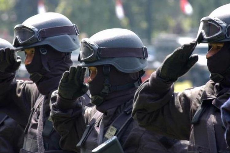 Anggota Kopassus TNI Angkatan Darat melakukan gladi bersih peringatan HUT ke-56 Kopassus di lapangan Markas Komando Kopassus, Cijatung, Jakarta Timur, Selasa (15/4). Kopassus akan memperingati HUT-nya pada Rabu (16/4). 