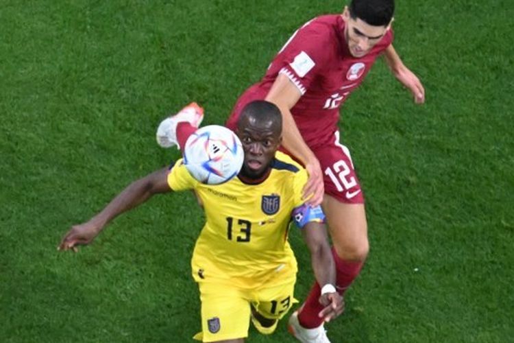 Penyerang timnas Ekuador, Enner Valencia (depan), berduel dengan gelandang Qatar, Karuim Boudiaf, dalam laga pembuka Piala Dunia 2022 di Stadion Al Bayt, Minggu (20/11/2022). Enner Valencia mencetak dua gol dalam laga tersebut sekaligus mencatatkan namanya sebagai pencetak gol pertama di Piala Dunia 2022.