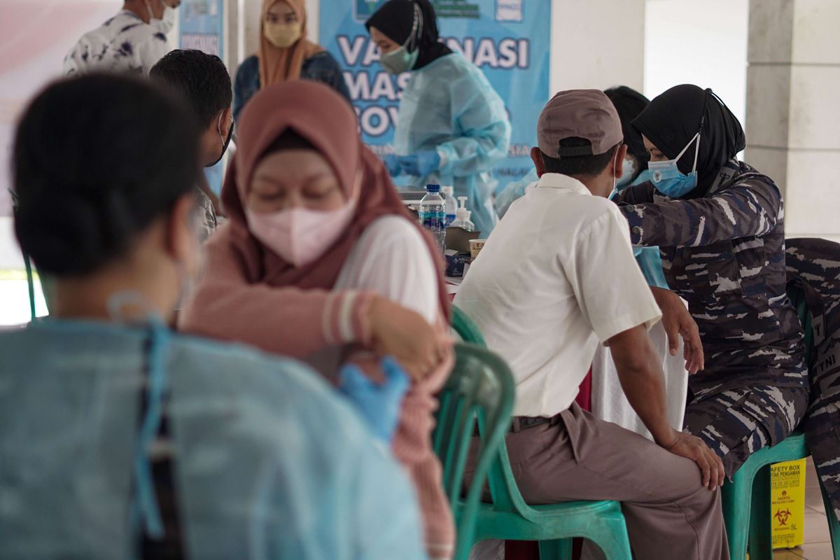 Petugas menyuntikkan vaksin booster kepada warga di Kabupaten Batang, Jawa Tengah, Sabtu (26/2/2022). Pemerintah setempat bersama Institut Pemerintahan Dalam Negeri (IPDN) dan anggota TNI AL melakukan percepatan vaksinasi COVID-19 booster sebanyak 5.000 dosis kepada warga di empat titik untuk mencegah penyebaran virus COVID-19.