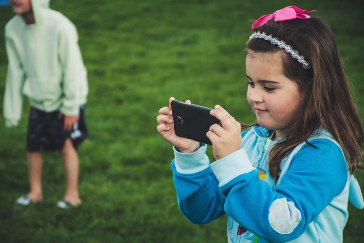 Sebuah penelitian terbaru menyebutkan, pemakaian telepon pintar (smartwatch) pada anak tidak lantas membuat anak menjadi bodoh.