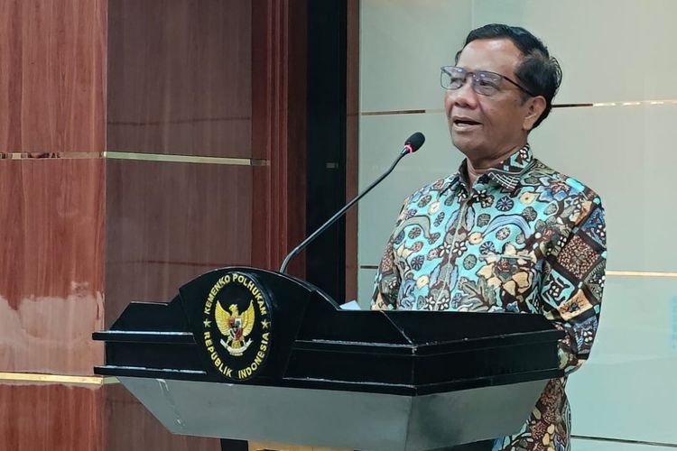 Menteri Koordinator Bidang Politik, Hukum dan Keamanan (Menko Polhukam) Mahfud MD dalam konferensi pers di Kantor Kemenkopolhukam, Jakarta, Senin (4/12/2023).