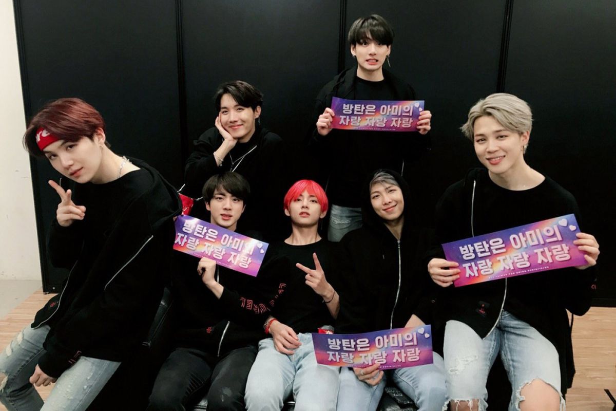 Boyband BTS berpose usai menggelar konser Love Yourself di Taiwan, Minggu (9/12/2018).