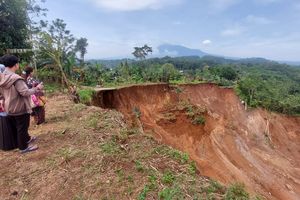 Dampak Hujan Deras, Tanah Ambles di Semarang Meluas Mendekati Permukiman