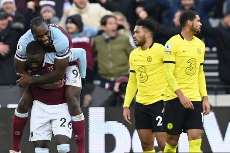 Michael Antonio dan Arthur Masuaku merayakan kemenangan West Ham United atas Chelsea pada laga lanjutan Liga Inggris, Sabtu (4/12/2021) malam WIB.