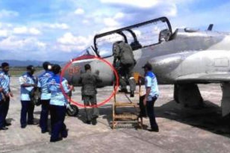 Dalam foto yang diambil beberapa bulan lalu ini, Letkol Pnd Marda Sardjono (dilingkari) sedang mencium pesawat latih Hawk MK-53 yang akan pensiun. Letkol Marda gugur di Lanud Adisutjipto setelah pesawat latih T50i Golden Eagle yang diterbangkannya jatuh.