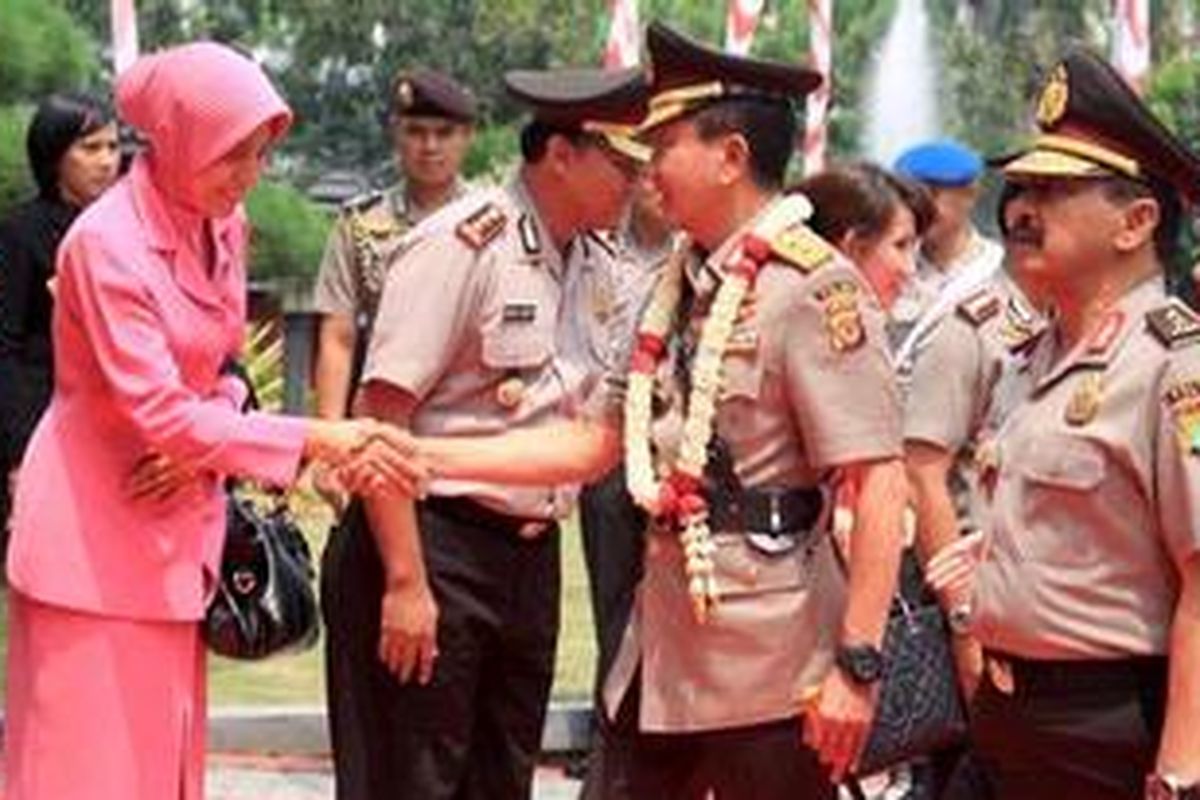 Irjen Pol Untung S Rajab (kanan) mengiringi Irjen Putut Eko Bayuseno (bersalaman) pada acara pisah sambut dengan jajaran anggota di Markas Polisi Daerah (Mapolda) Metro Jaya, Jakarta, Rabu (31/10/2012). Irjen Putut Eko Bayuseno secara resmi telah mengantikan Irjen Pol Untung S Rajab sebagai Kepala Polisi Daerah (Kapolda) Metro Jaya.  