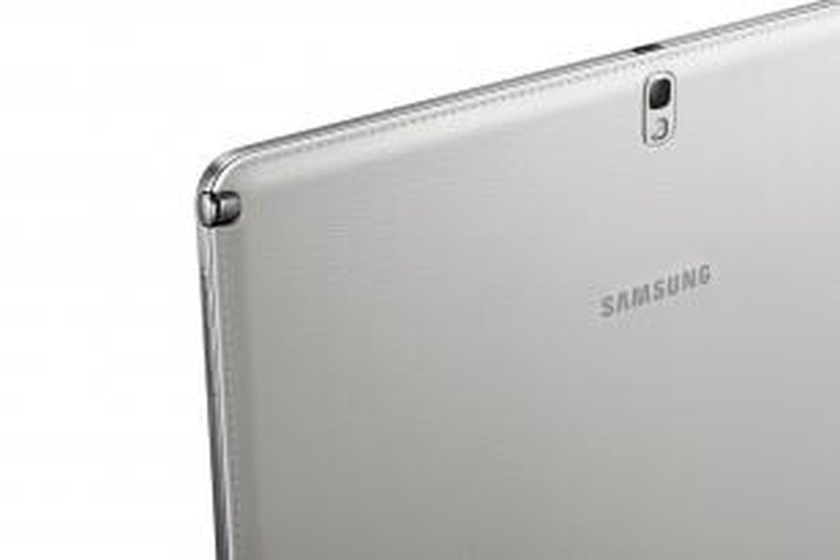 Bagian belakang Galaxy Note 10.1 2014 Edition memakai materi kulit