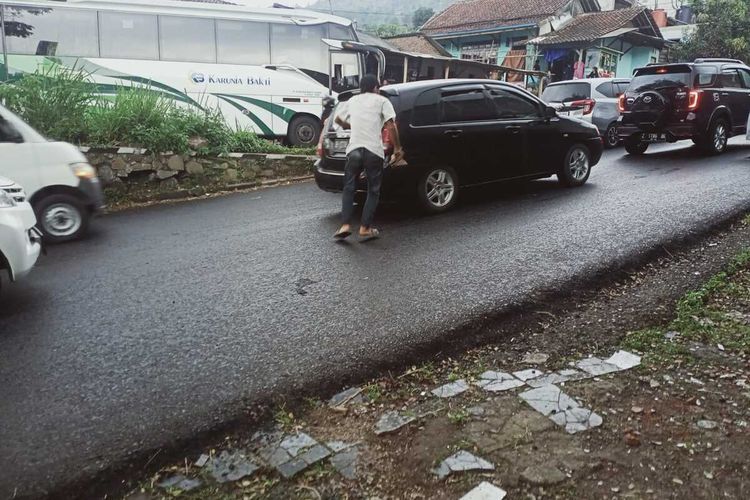 Beberapa aksi Tukang Ganjel yang kerap ada di Tanjakan Ciburial, Nagreg, Kabupaten Bandung Jawa Barat, pada Senin (24/4/2023)