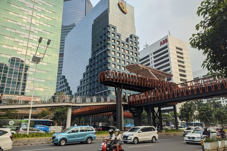 JPO Pinisi tampak dari arah barat trotoar kawasan Sudirman, Jakarta Selatan, Jumat (15/4/2022).