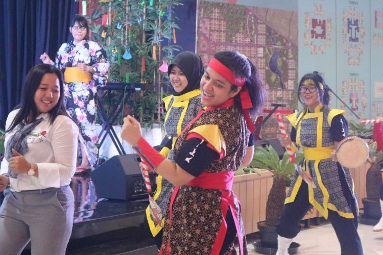 Penampilan dari U-Maku Eisa Shinka Indonesia bersama dengan pengunjung Summer Festival di Maxxbox Meikarta, Minggu (22/7/2018).
 
 
