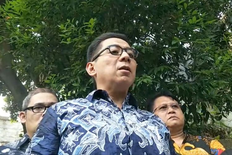 Pengacara Sandy Arifin memberi keterangan berkait perceraian kliennya, penyanyi Virgoun, dengan Inara Rusli, di kawasan Pasar Minggu, Jakarta Selatan, Jumat (26/5/2023).