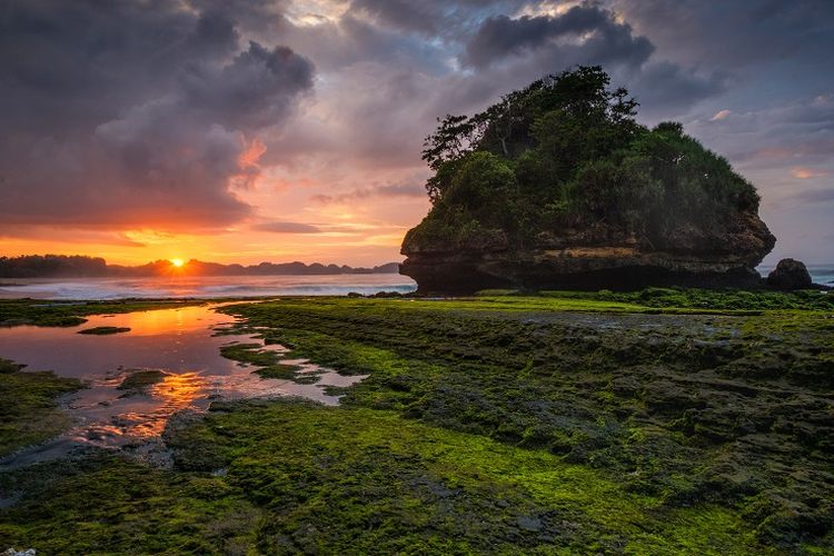 Pantai Parang Dowo di Desa Gajahrejo, Kecamatan Gedangan, Kabupaten Malang, , salah satu tempat wisata Batu dan Malang untuk libur Nataru.