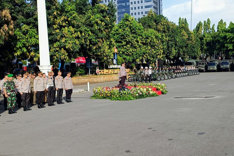 Kapolda Metro Jaya Irjen Fadil Imran saat memimpin apel gelar pasukan Operasi Keselamatan Jaya 2023 di Mapolda Metro Jaya, Selasa (7/2/2023).