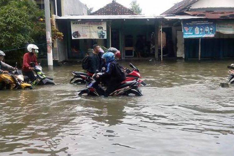 Banjir luapan air Kali Lamong yang menggenangi jalan raya di depan Desa Morowudi, Jumat (3/2/2017).