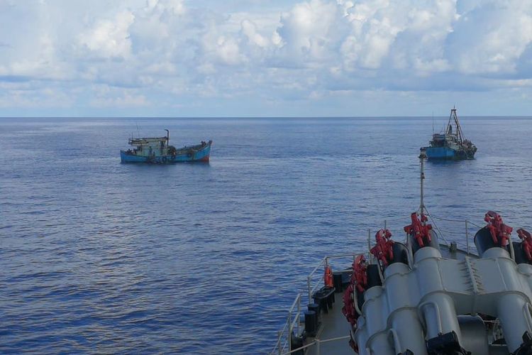 Kapal Perang Republik Indonesia (KRI) Cut Nyak Dien-375  menangkap dua kapal ikkan asing berbendera Vietnam di Zona Ekonomi Eksklusif Indonesia (ZEEI) di Laut Natuna Utara, Kepulauan Riau, Minggu (24/7/2022).