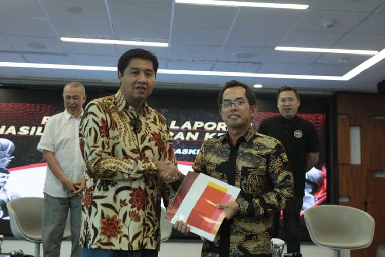 Ketua Steering Committe (SC) Turnamen Piala Presiden Bola Basket 2019, Maruarar Sirait (kiri) bersama pihak dari lembaga audit Price Waterhouse Coopers (PWC) Indonesia.