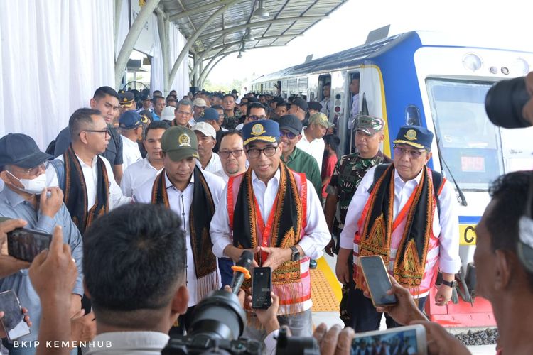 Menteri Perhubungan Budi Karya Sumadi, Sabtu (1/4), melakukan kunjungan kerja ke Provinsi Aceh untuk mengecek perkembangan pembangunan jalur kereta api Lhokseumawe ? Bireuen yang merupakan bagian dari pembangunan Kereta Api Trans Sumatera.