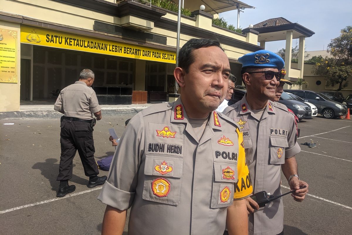 Kapolres Metro Jakarta Utara Kombes Budhi Herdi Susianto memberi keterangan terkait penangkapan massa yang hendak menuju gedung DPR RI, Senin (30/9/2019)