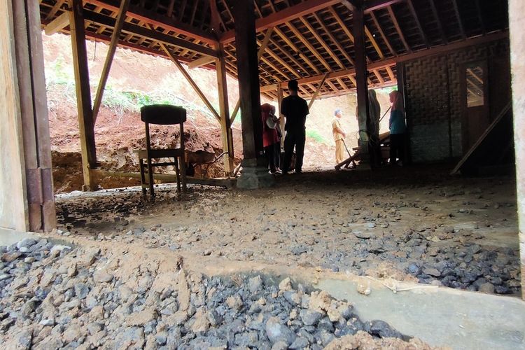 Tanah Longsor di rumah Tukiran di padukuhan Sabrang, kalurahan Giripurwo, kapanewon Girimulyo, kabupaten Kulon Progo, Daerah Istimewa Yogyakarta.