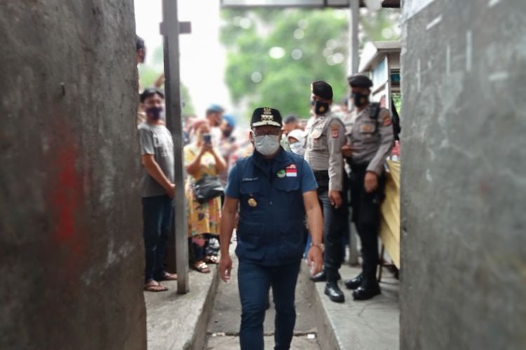 Gubernur Jawa Barat, Ridwan Kamil, blusukan ke pasar dan gang sempit untuk memberikan semangat, edukasi dan membagikan masker dalam pencegahan Covid-19 di Singaparna, Kabupaten Tasikmalaya, Rabu (20/1/2021).
